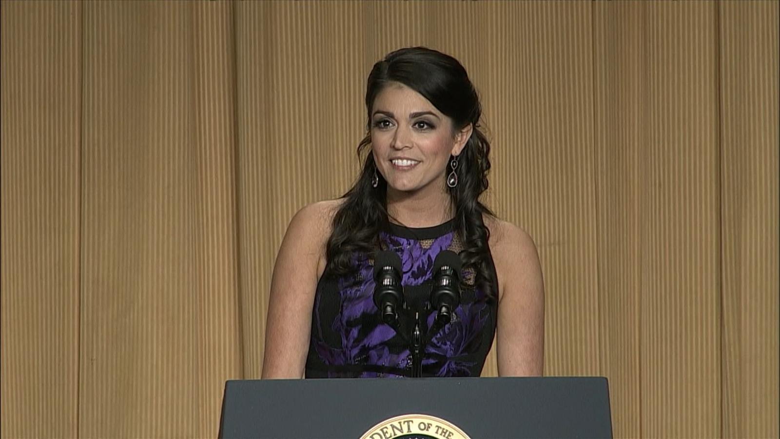 Cecily Strong Hot Pictures, Sexy Images & Videos
